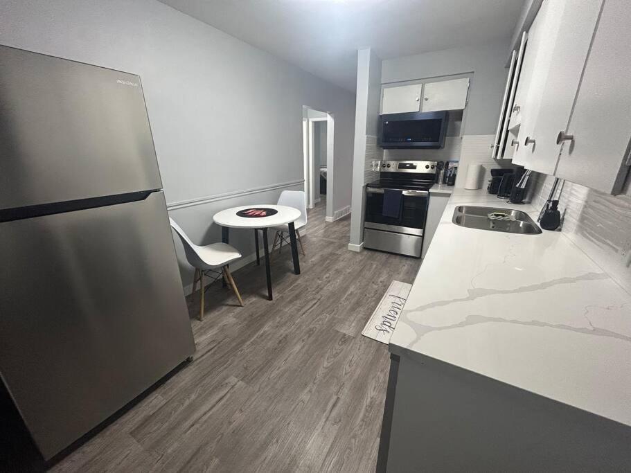 Cute Highland Park Upper B Unit Apartment Calgary Exterior photo